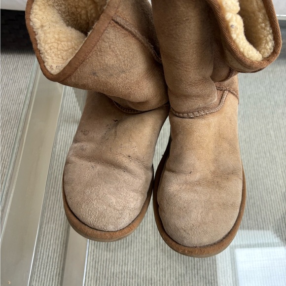 ***SOLD** Ugg Bailey button and Tan Uggs - Picture 5 of 8